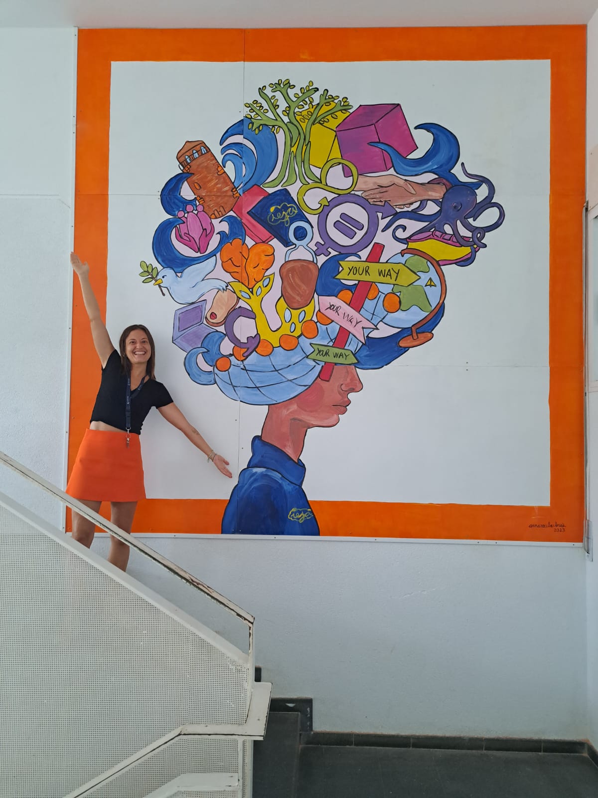 Mural amb figura femenina i símbols de transformació