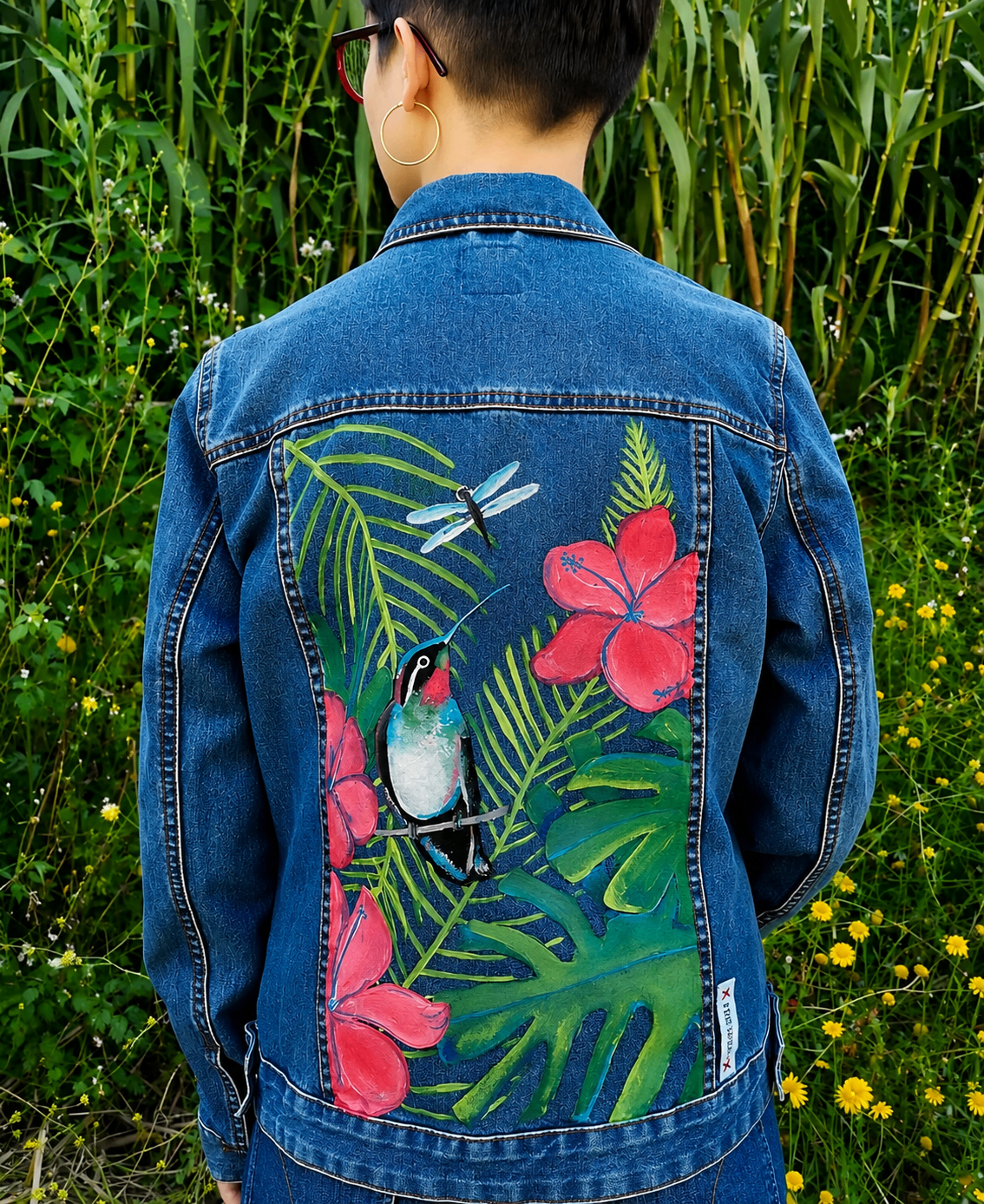 Jaqueta texana personalitzada amb colibrí, libèl·lula i flors tropicals